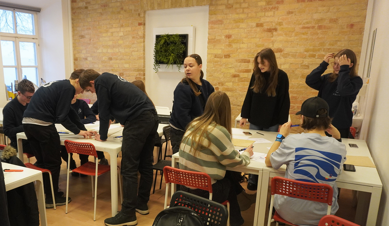 Mokiniai Architektūros fakultete kuria baldus, skatinančius bendrauti